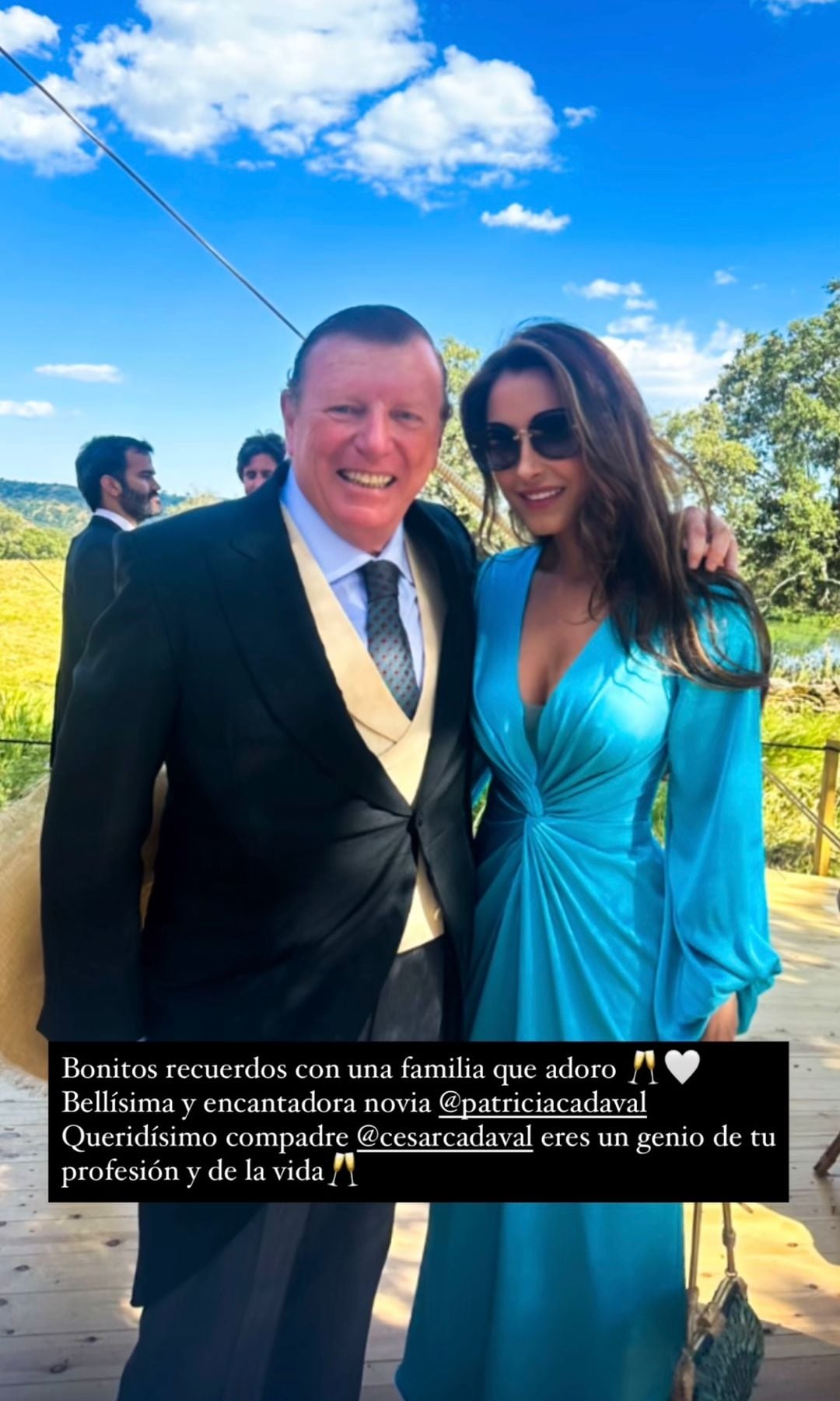 Paloma Cuevas, con vestido azul de Rosa Clará, en la boda de la hija de César Cadaval