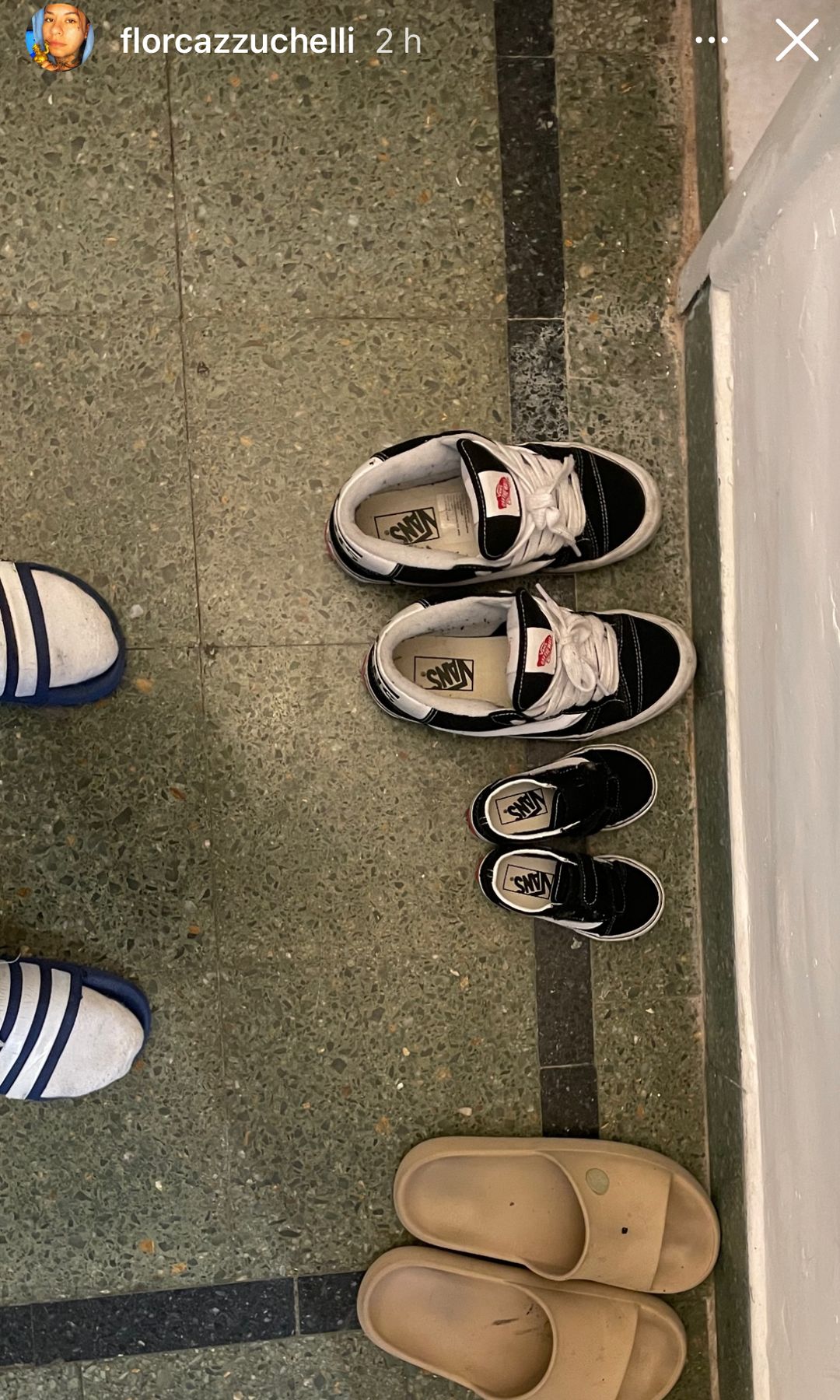 La tía Flor compartió esta tierna foto en la que se ven los zapatitos de Inti.