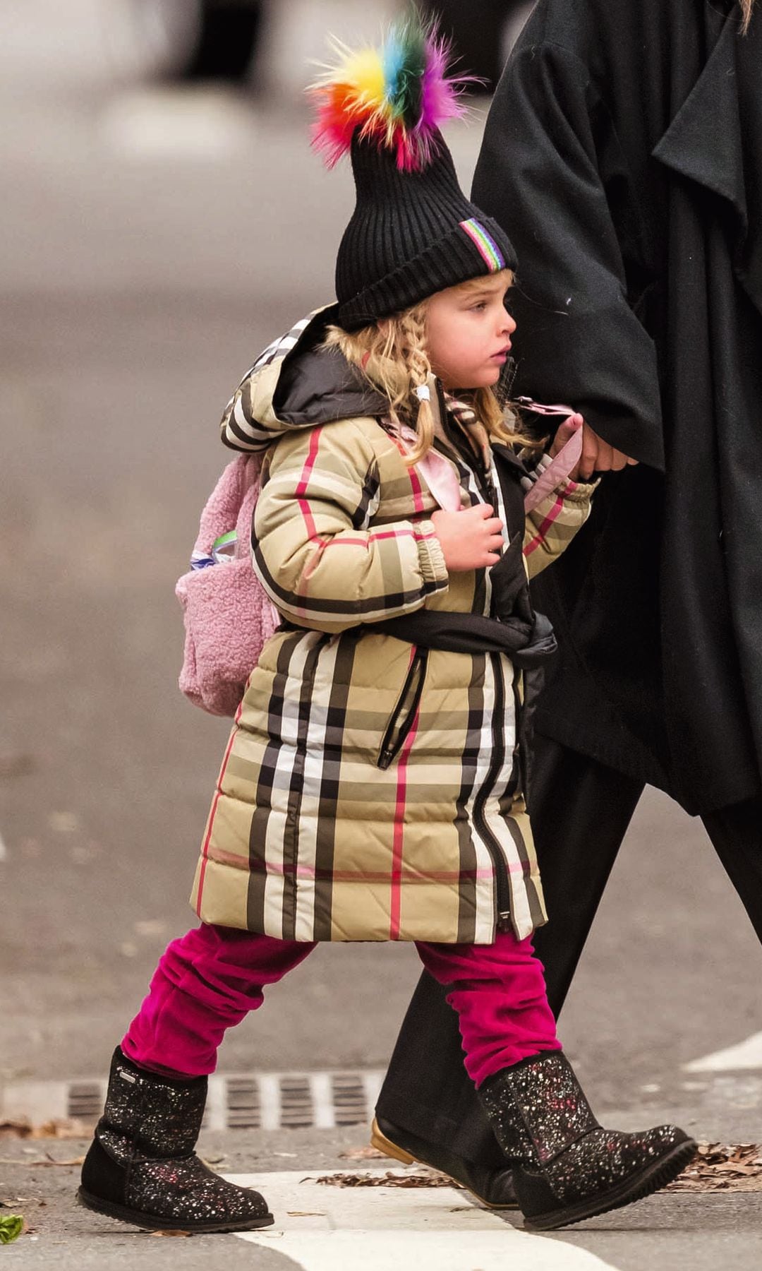Irina Shayk con gafas de sol, caminando con Lea Cooper 