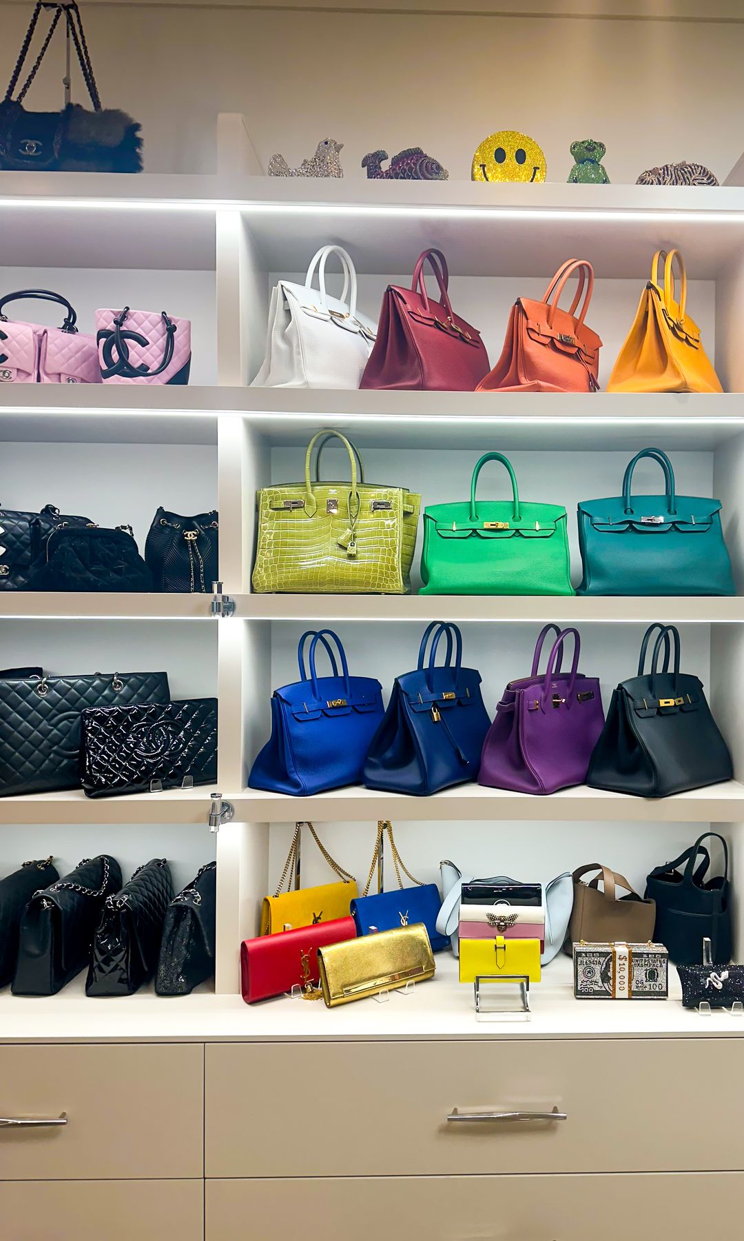 Linda, al adentrarse en estos increíbles armarios, se encuentra con "piezas raras de Hermès y extraordinarias colecciones de alta costura, verdaderamente dignas de un museo"