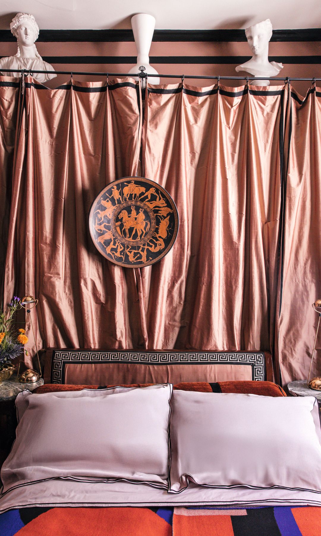 En su dormitorio, un retrato del conde Hyacinthe de Quélen, arzobispo de París en el XIX y, curiosamente, amigo personal del barón Louis, antiguo propietario de su casa