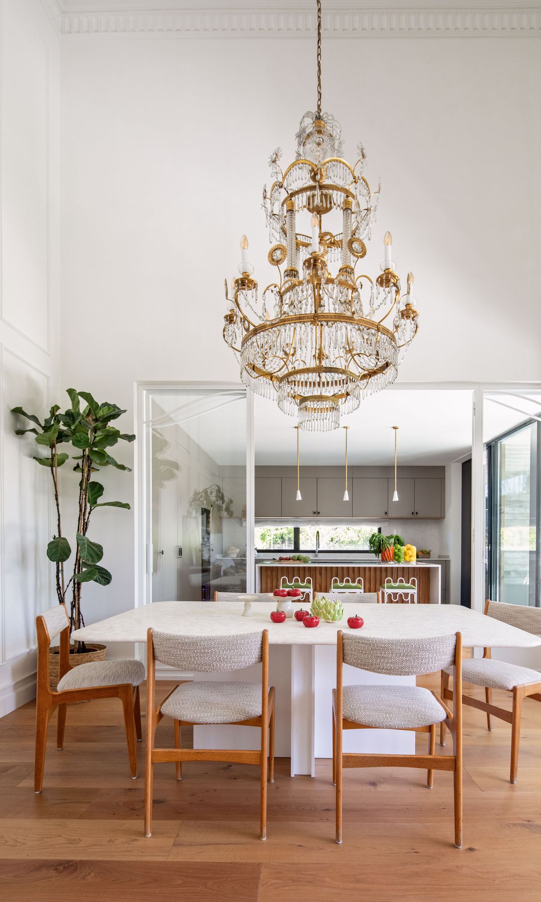 Separado de esta estancia por una cristalera, el comedor, cuya lámpara -una reliquia de la bisabuela de Marco, que se trajeron desde Barcelona y restauraron- y la mesa de Borgia Conti acaparan todas las miradas.