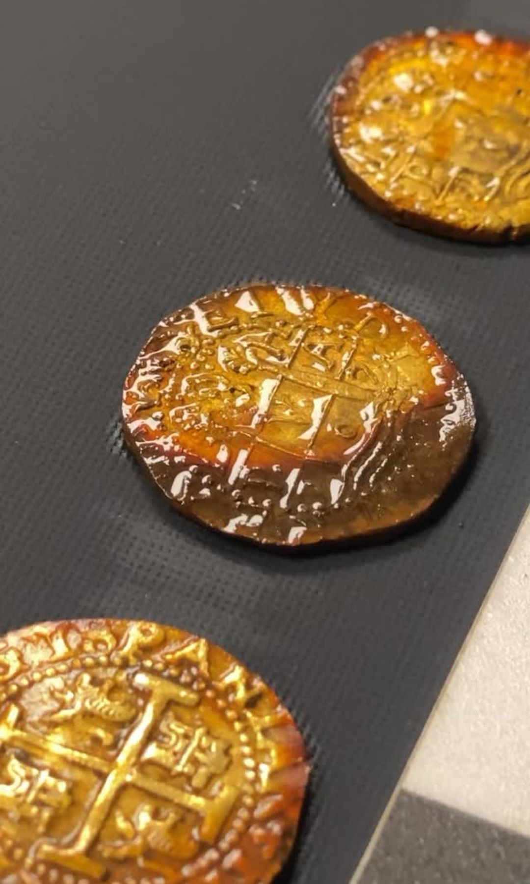 Las monedas recuperadas, con inscripciones de Lima y fecha de 1707, refuerzan la identificación del pecio como el galeón San José