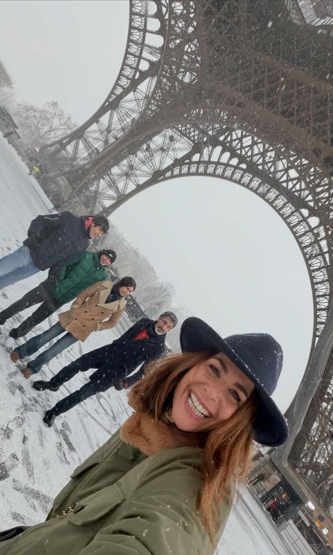 Nuria Roca y su familia bajo la torre Eiffel de París un día de nieve, Francia