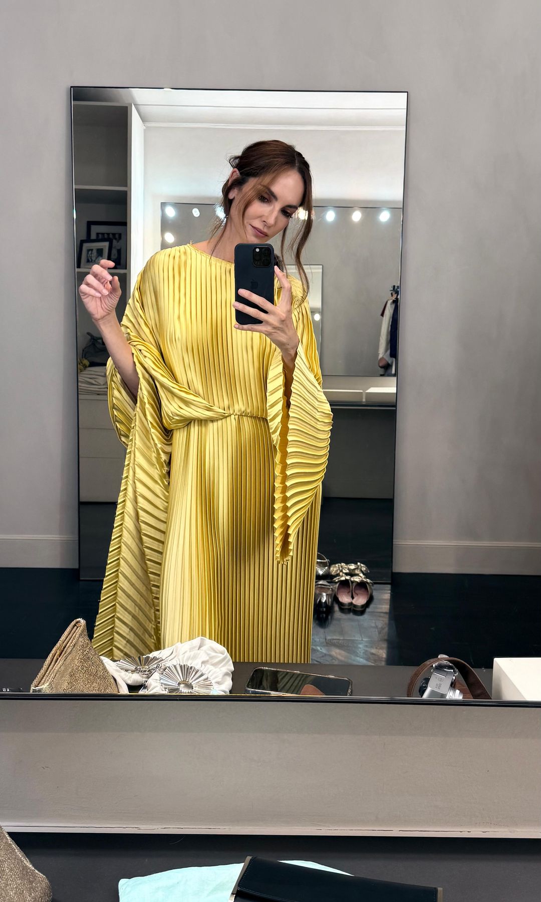 Eugenia Silva con vestido amarillo plisado