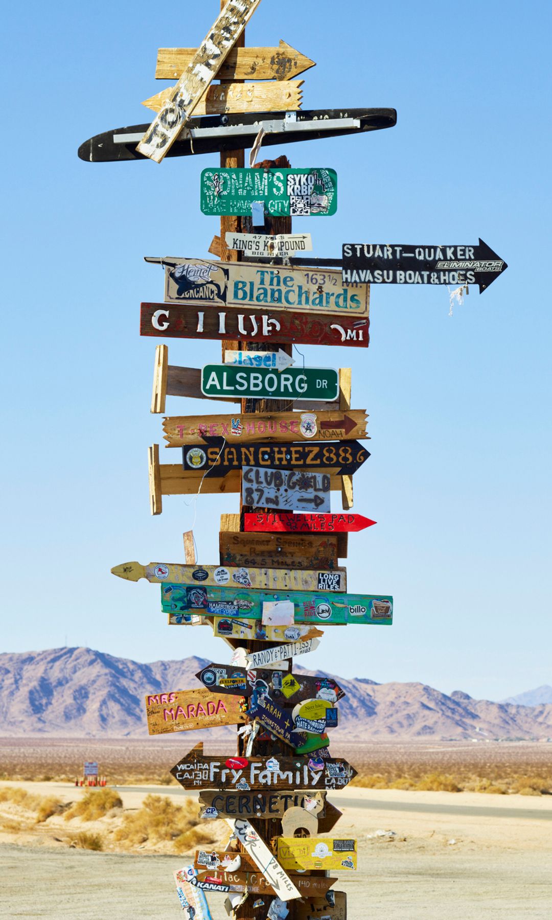 Poste con direcciones en el desierto de Mojave en California