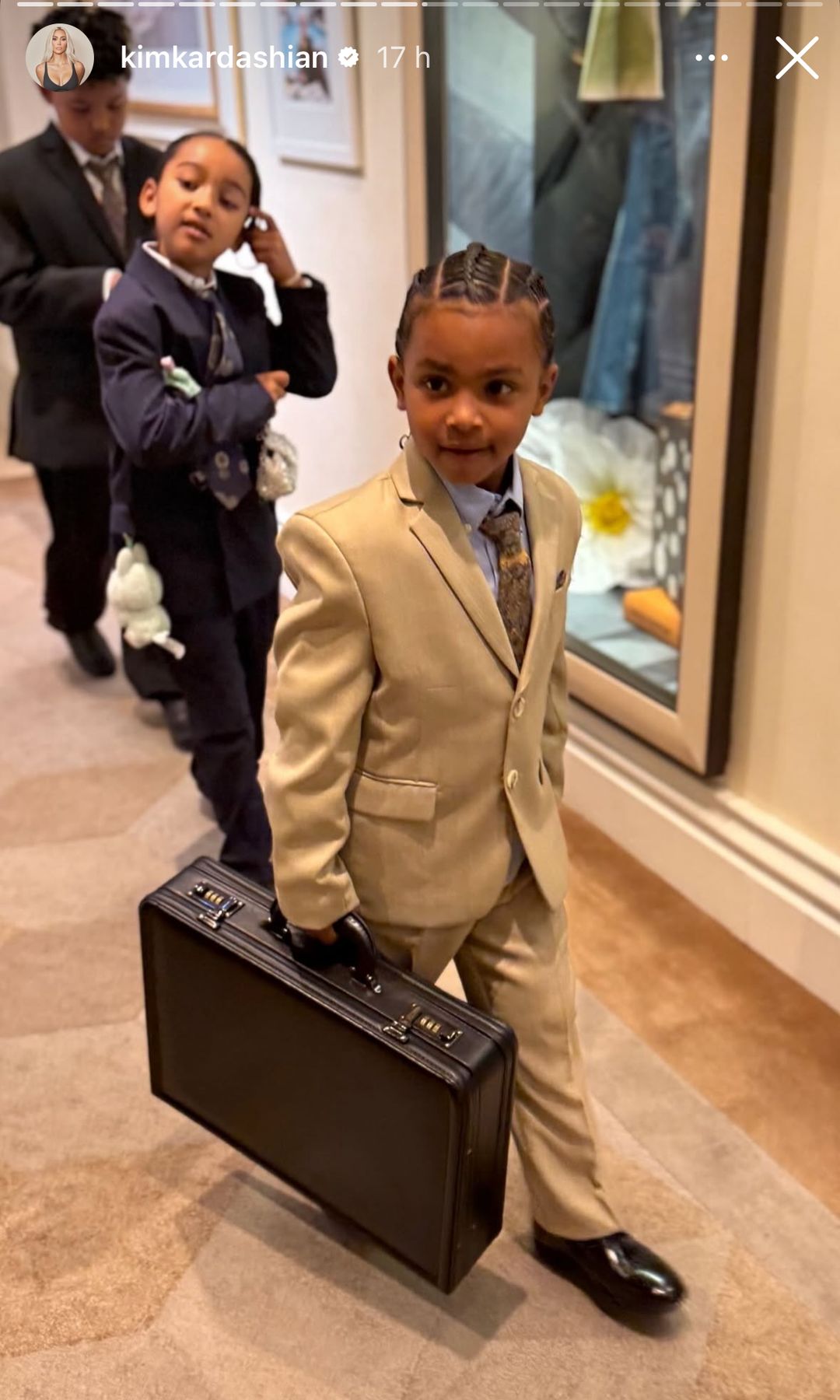 Los hijos de Kim Kardashian lucieron de acuerdo a la ocasión con trajes y portafolios.