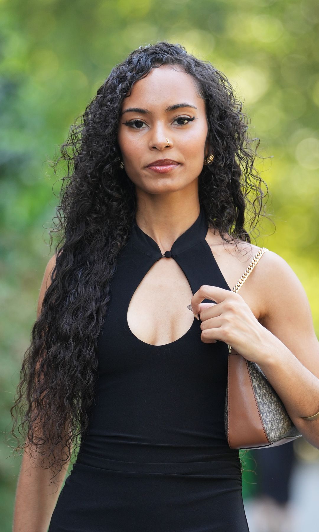  Mujer con cabello largo y rizado