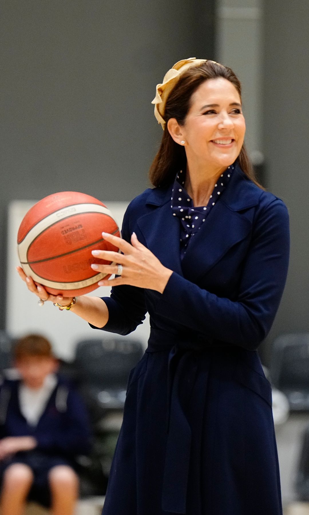 Ni zapatillas ni ropa deportiva: Mary de Dinamarca juega al baloncesto con el look que nadie esperaba con vestido de lunares y tocado familiar