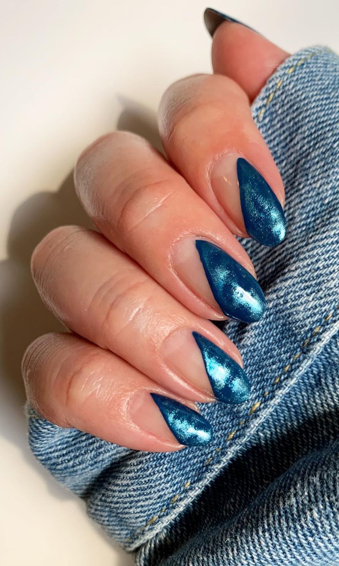 Manicura azul abstracta 