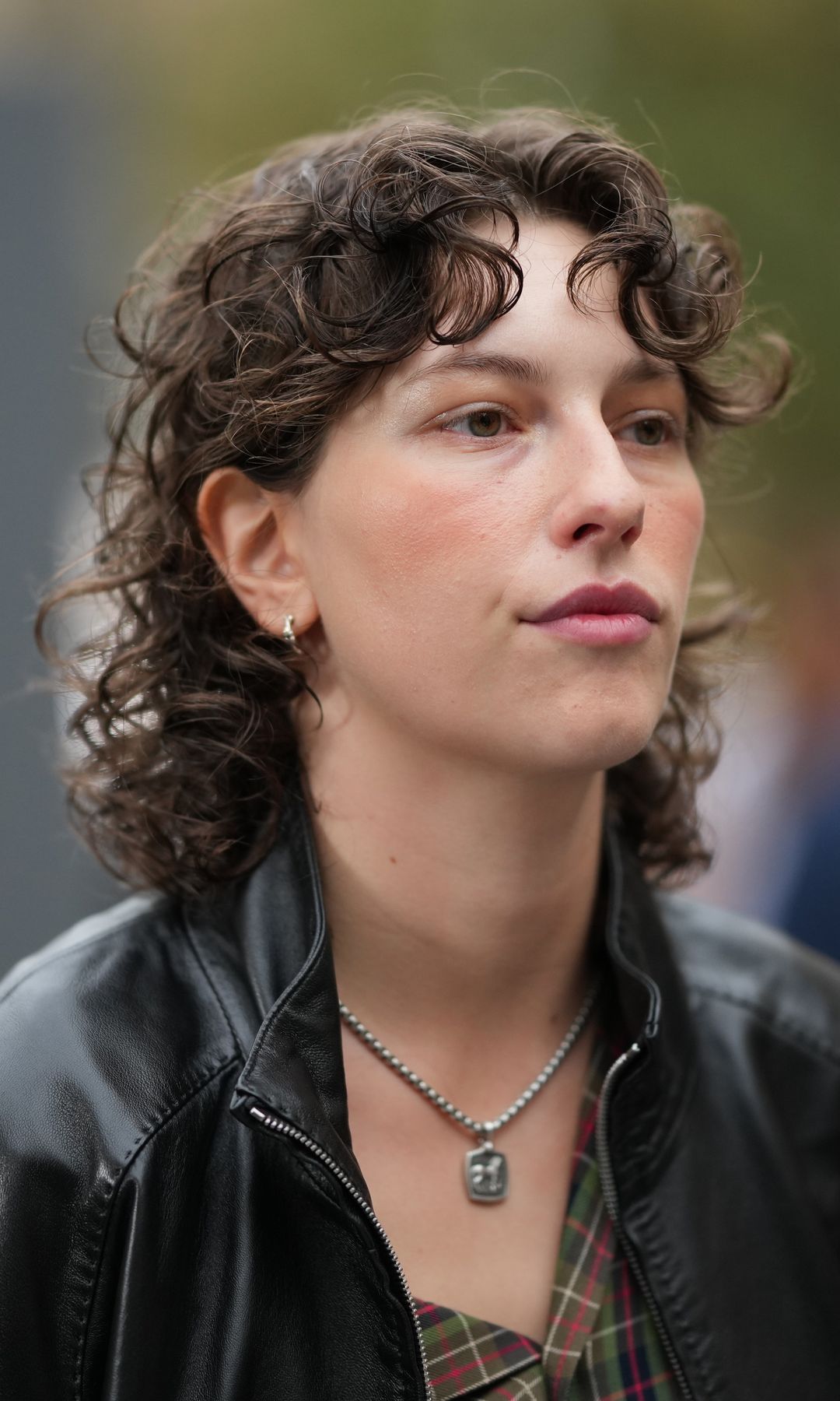  Corte de pelo corto de mujer con cabello rizado