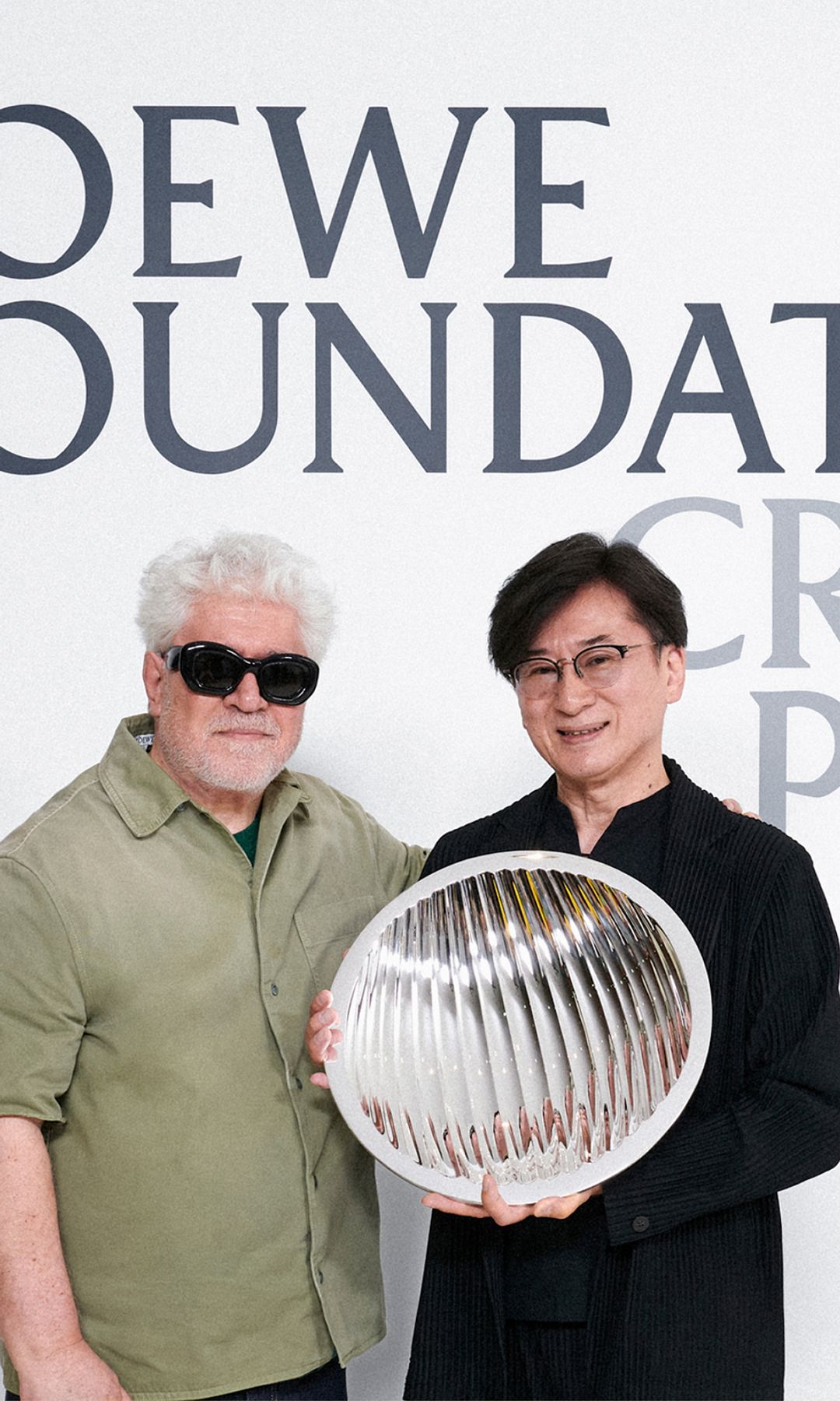 Pedro Almodóvar y el artista japonés Kunimasa Aoki, ganador del Craft Prize 2025 de la Fundación Loewe