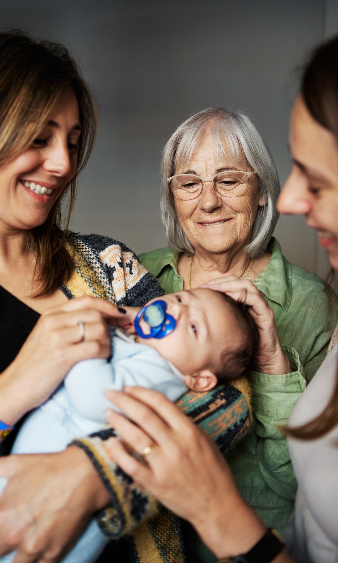 Una abuela conoce a su nieto, recién nacido