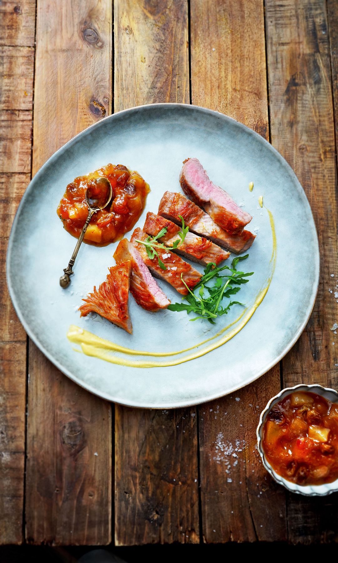 Secreto de cerdo con chutney de pera