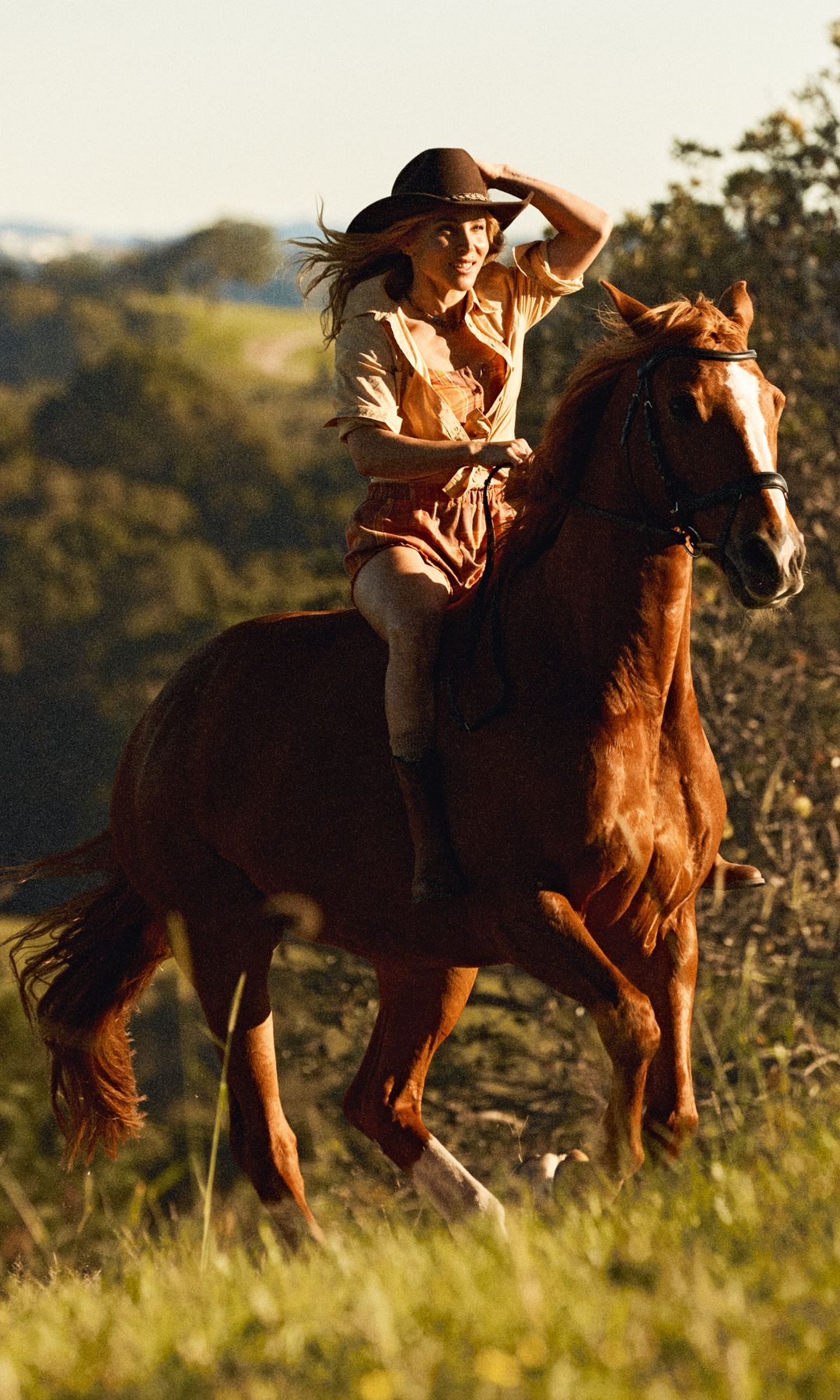 Elsa Pataky montando en uno de sus caballos sin silla