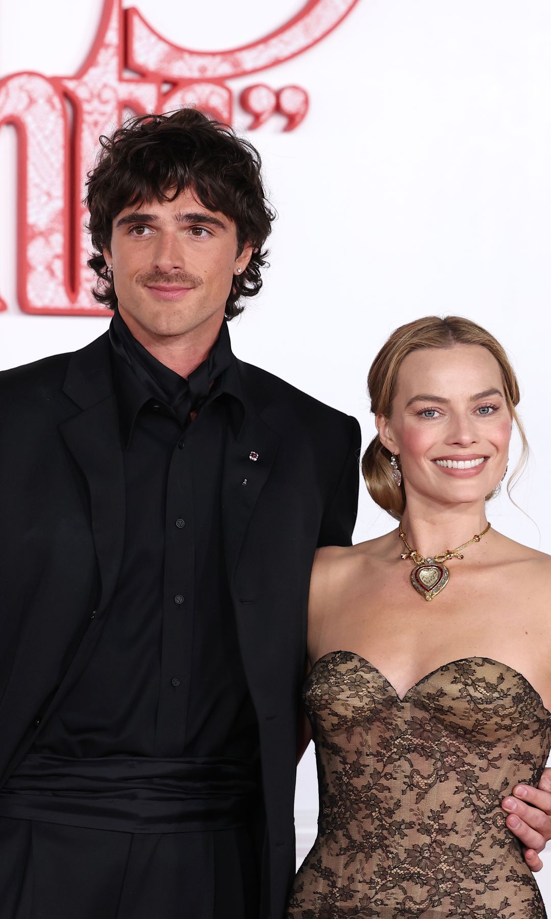 Jacob Elordi y Margot Robbie en la premiere de "Cumbres Borrascosas"