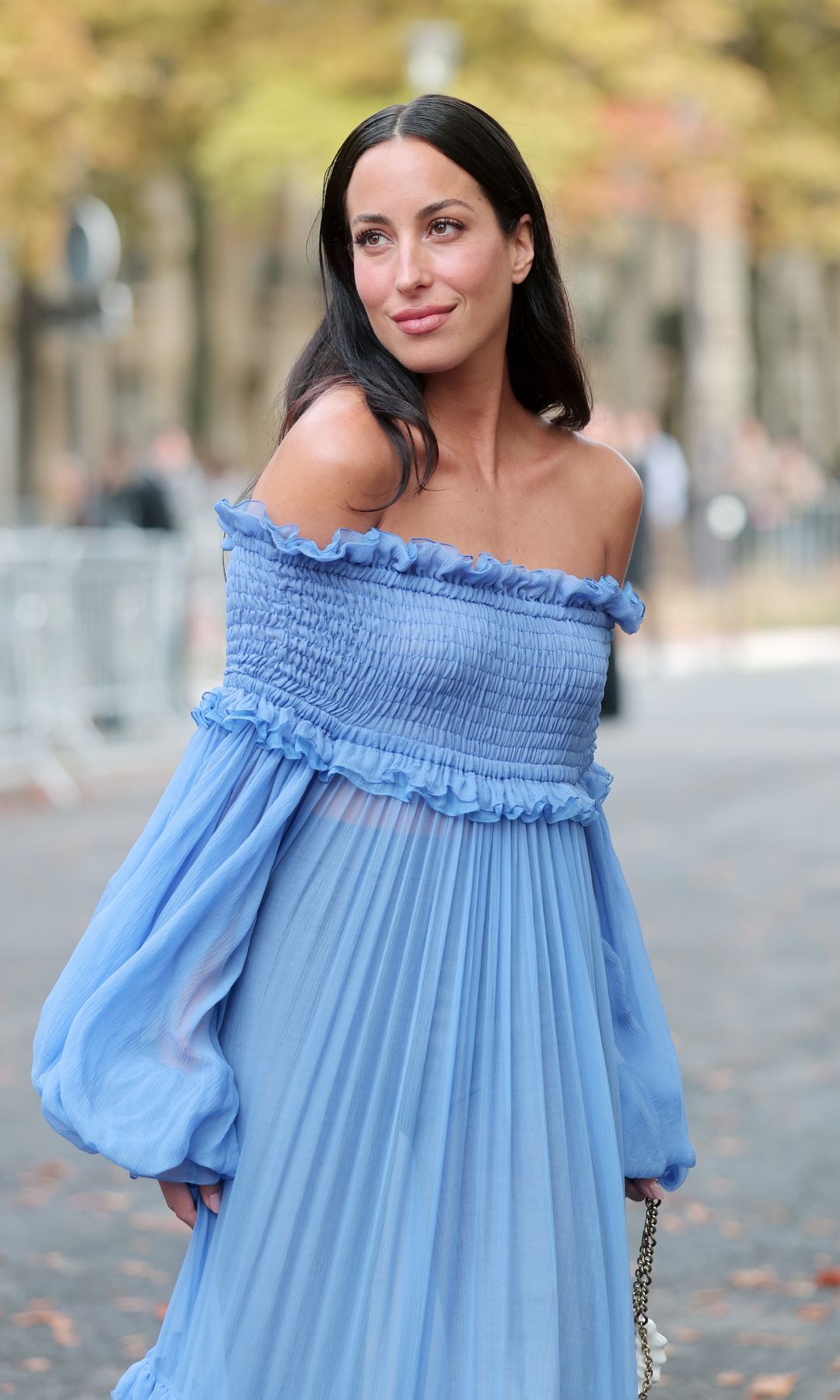 Inés de Ramón acapara todas las miradas en la Semana de la Moda de París con un vestido bohemio, botas altas y un bolso joya