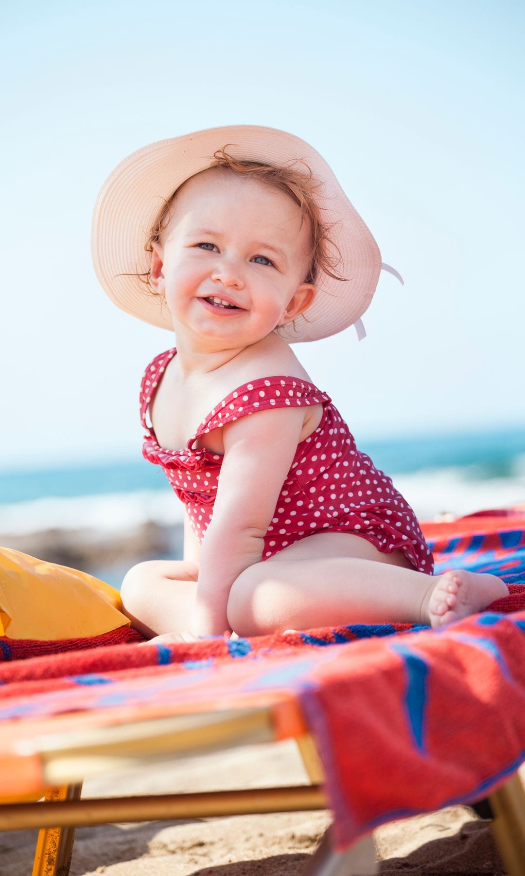 Niña pequeña en la playa