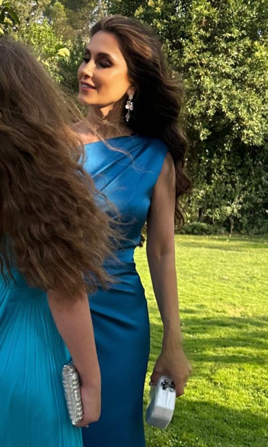 Paloma Cuevas con vestido azul de invitada de Rosa Clará