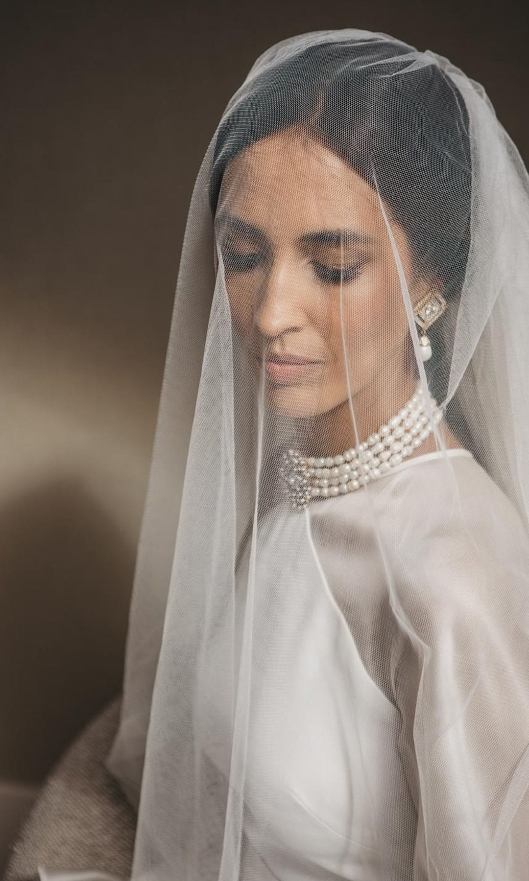 Novia con choker de perlas y camafeo