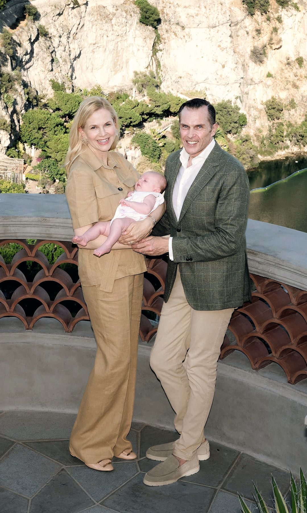 Carlos Felipe y Naomi de Orleans pasean por las calles de Mónaco con su primera hija en común, Elisabeth Victoire Jeanne Marie, que nació el pasado 15 de abril