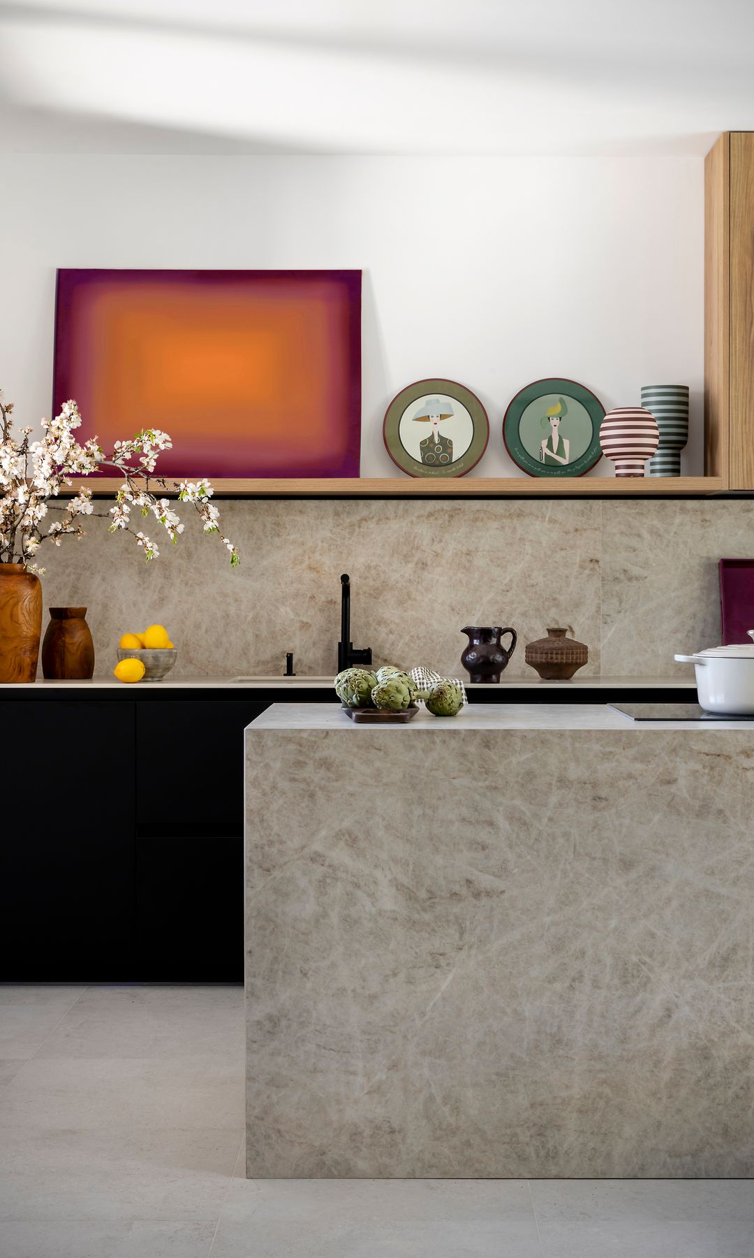 Cocina con estante con muebles de Cocinas Río