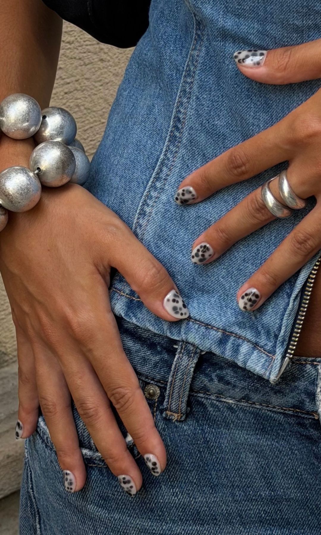 Manicura corta en blanco y negro 