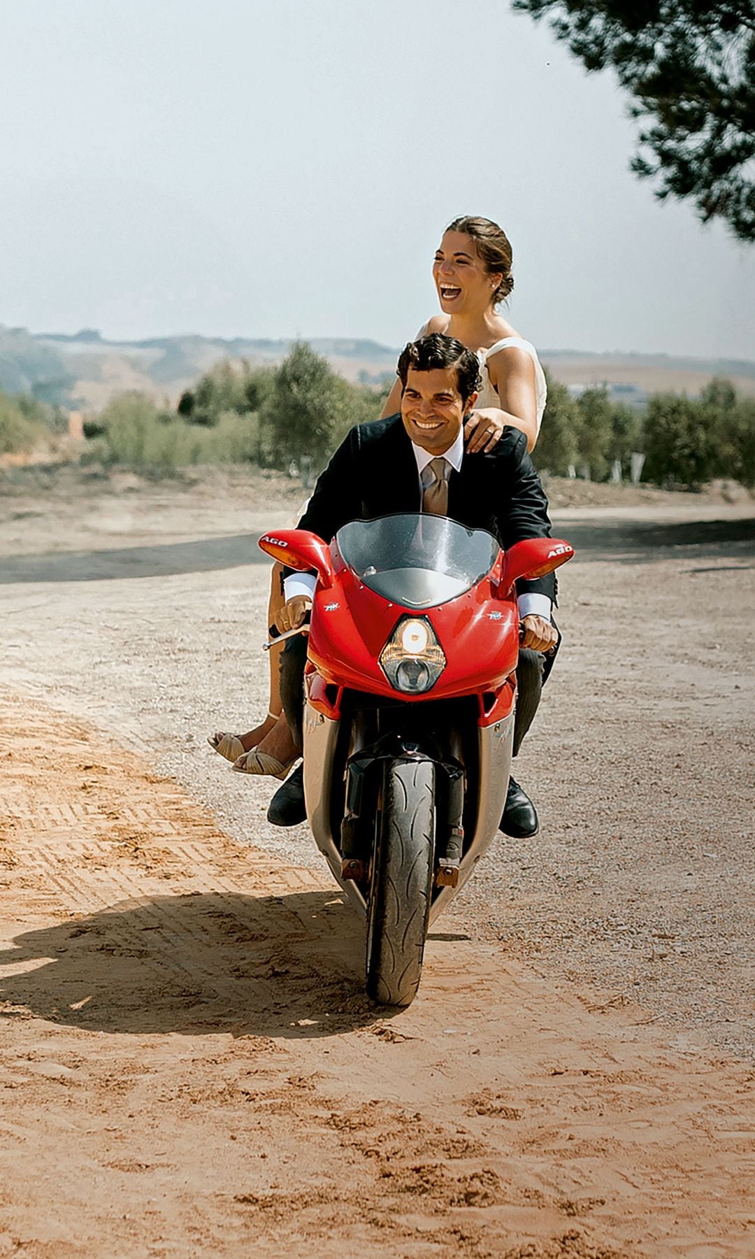 Piergiacomo Agostini y Leticia de Villacencio montando en moto