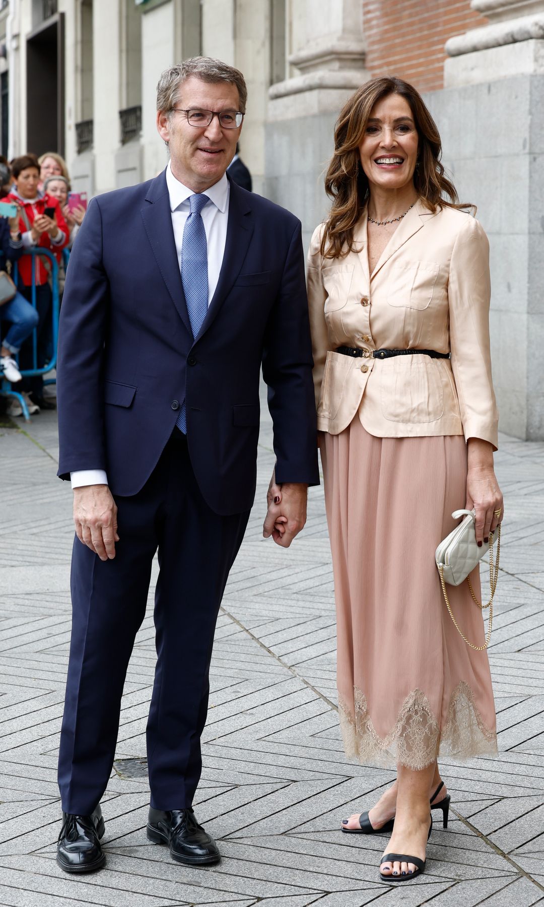 Alberto Núñez Feijóo y Eva Cárdenas, durante la boda de José Luis Martínez-Almeida y Teresa Urquijo, celebrada en Madrid el sábado 6 de abril de 2024