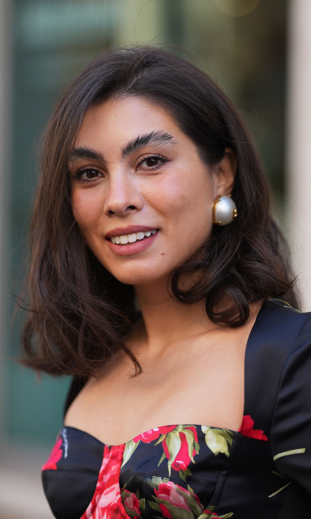 Mujer con cabello castaño, corto y a capas