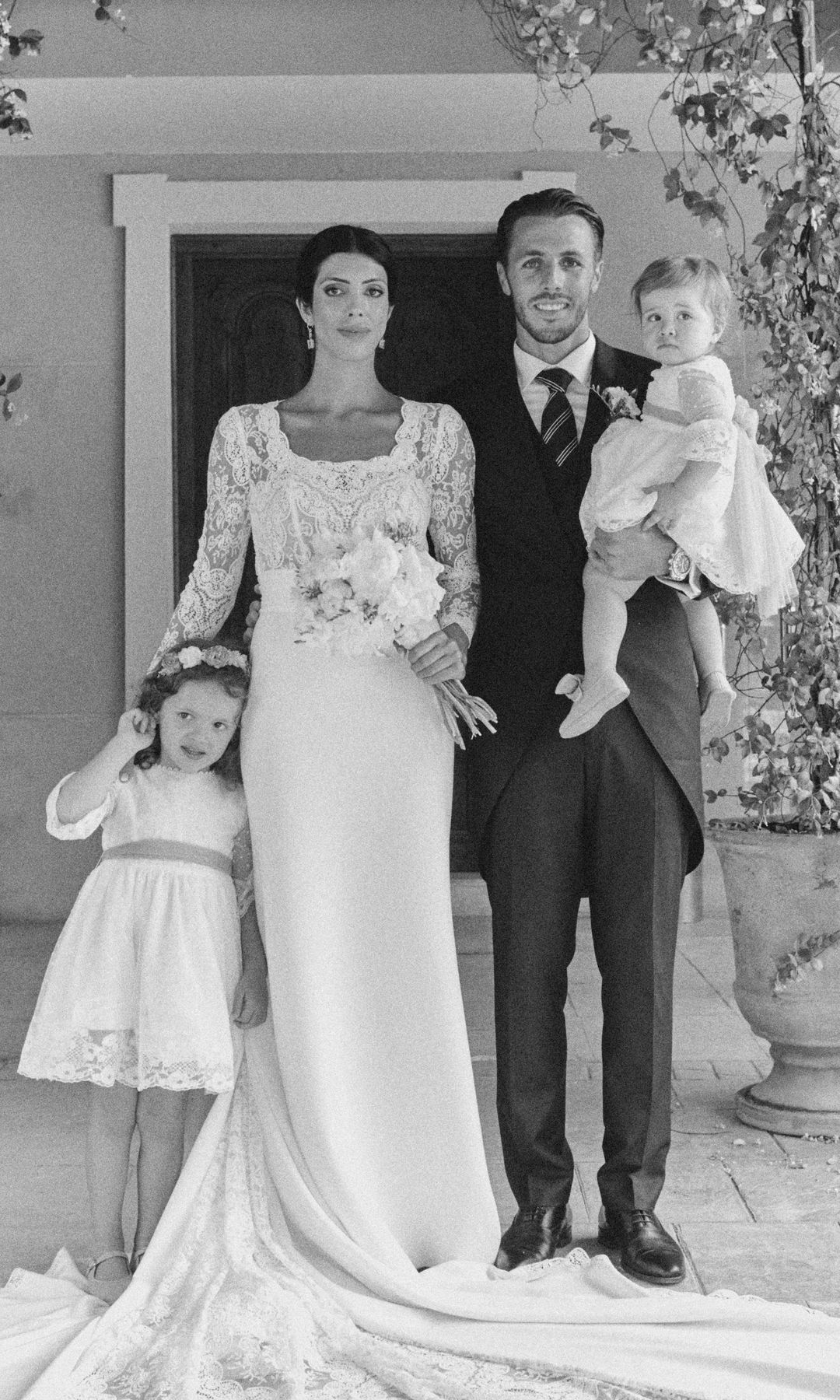 La pareja con sus hijas
