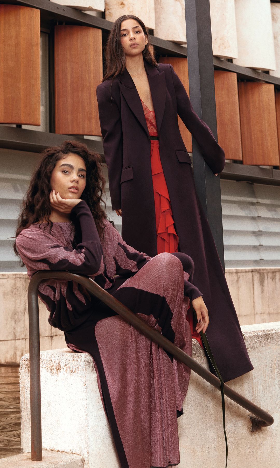  Luna Berroa lleva total look de Louis Vuitton. A su lado, Najwa con un conjunto de Pedro del Hierro