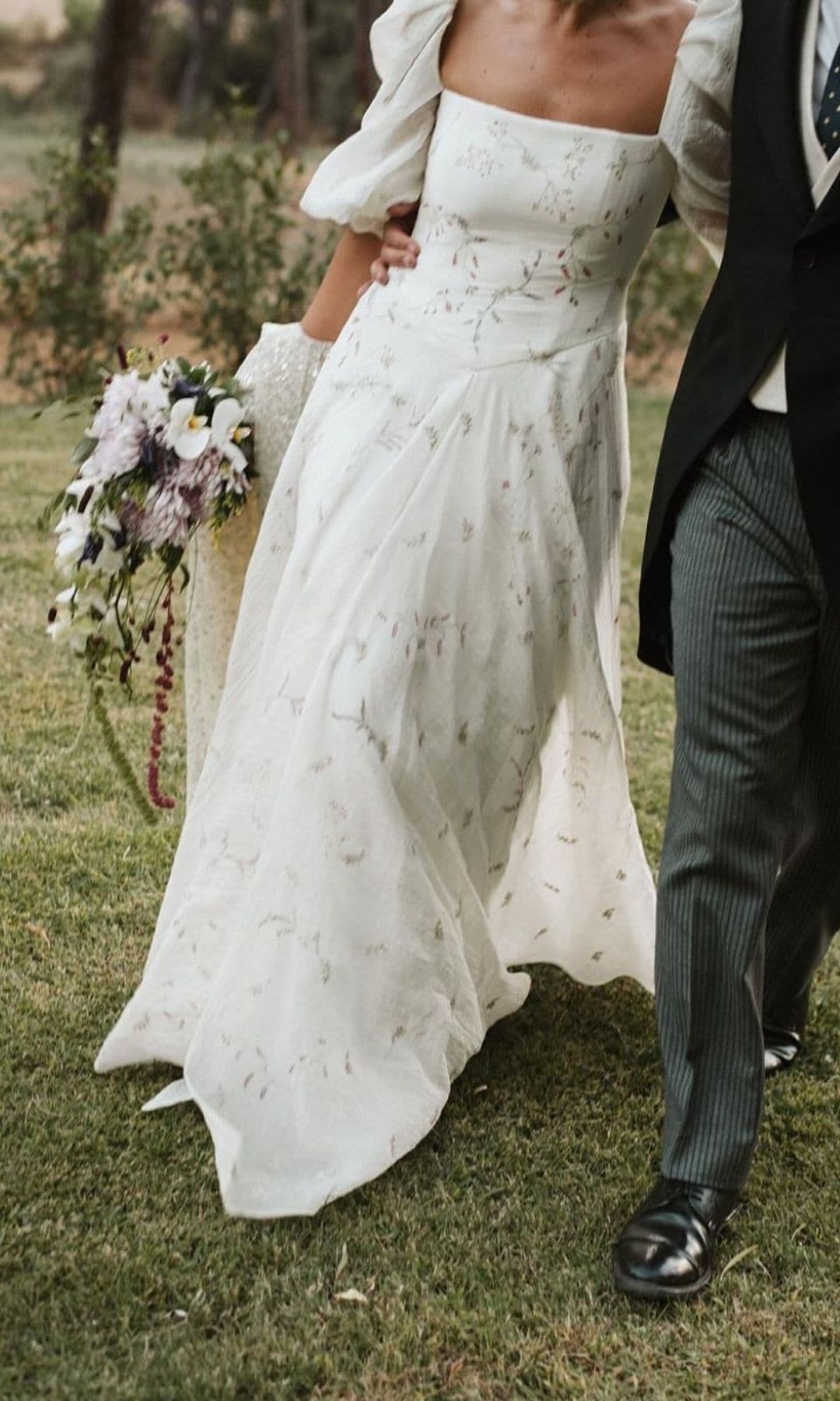 Un vestido de novia con flores pintadas a mano de From Lista With Love