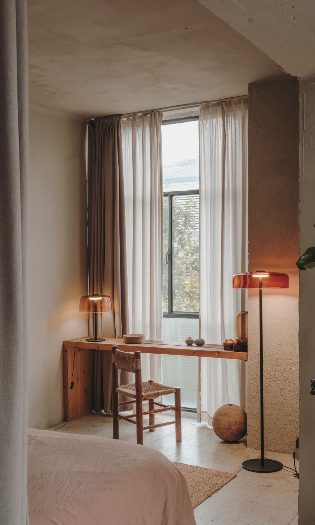 Lámpara de pie junto a la zona de trabajo