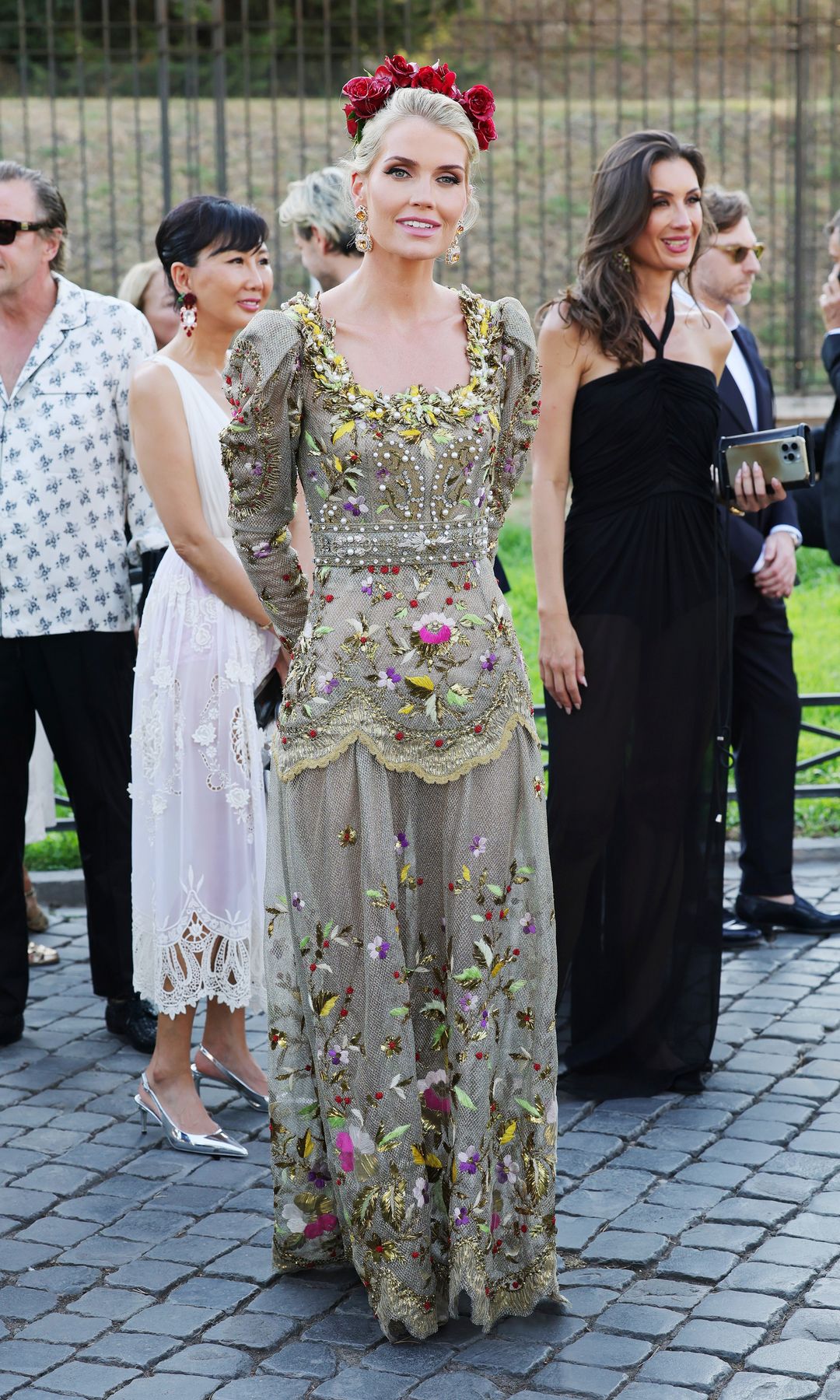 Lady Kitty Spencer en el desfile de Dolce & Gabbana Alta Moda en el Foro Romano de Roma