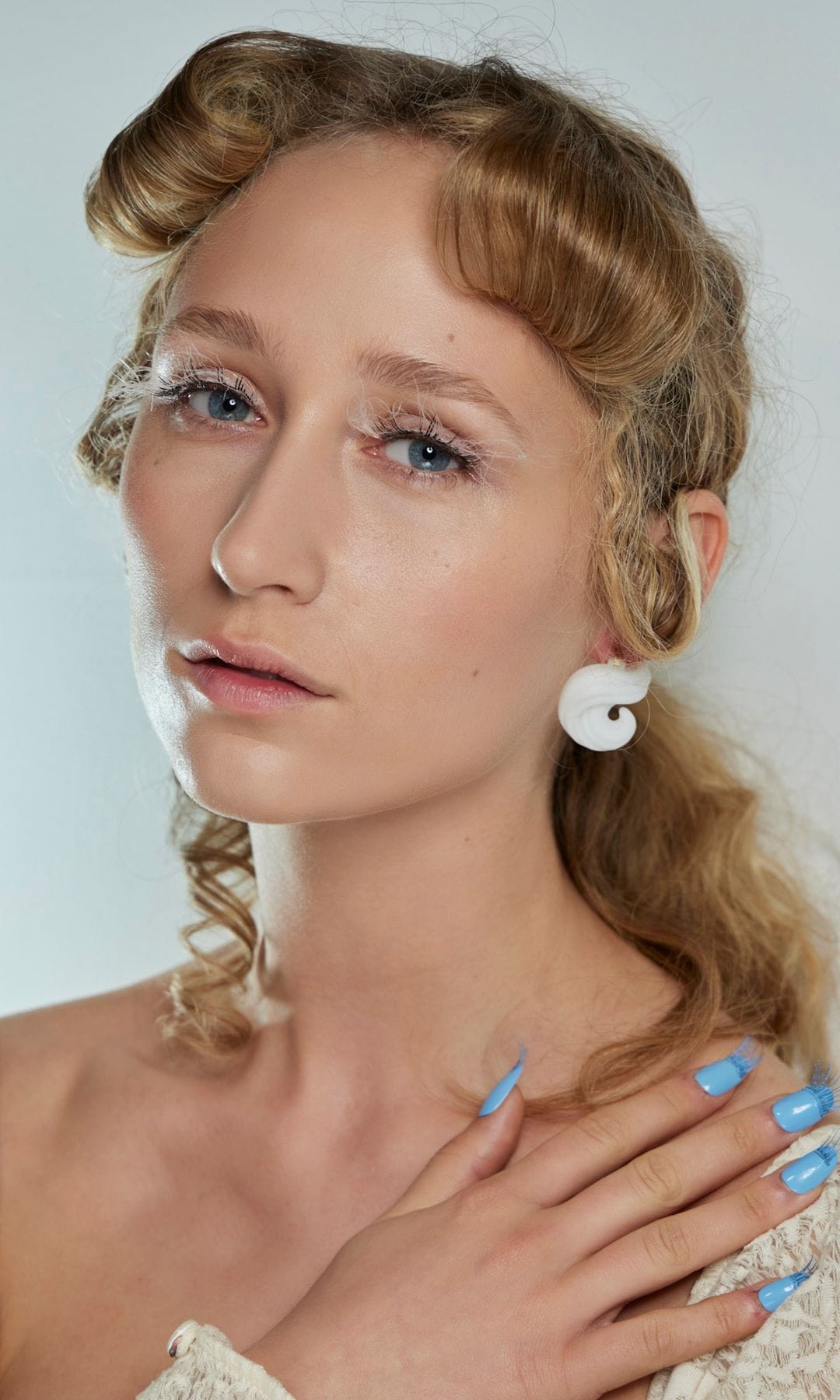 Las pestañas también pueden pintarse de blanco esta temporada.