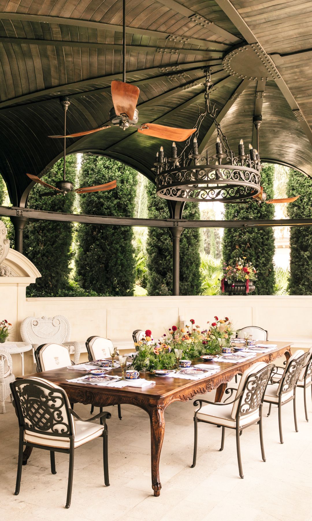 Fabuloso merendero con comedor de verano. La mesa está vestida con porcelana de Hermès
