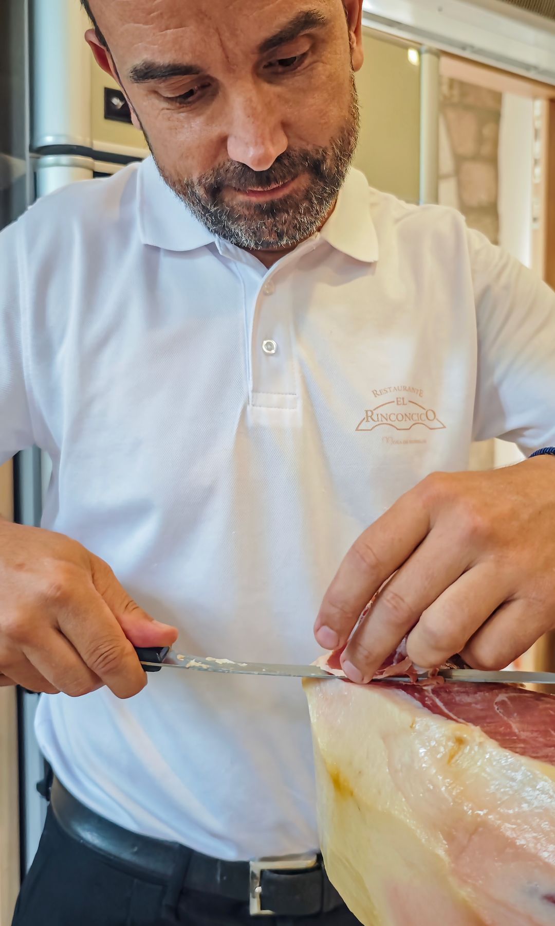 rubén arenere cortando jamón de la dop teruel en restaurante el rinconcico, mora de rubielos, Teruel