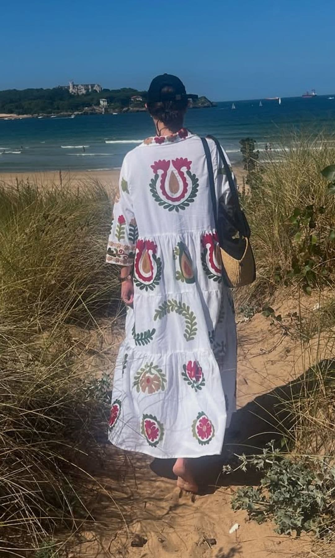 Isabelle Junot con vestido caftán en la playa