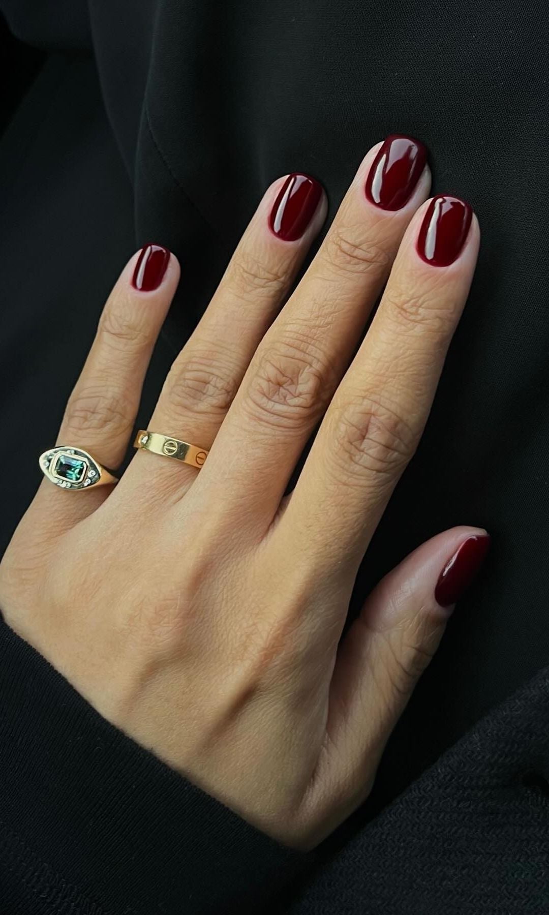 Manicura en tono burdeos