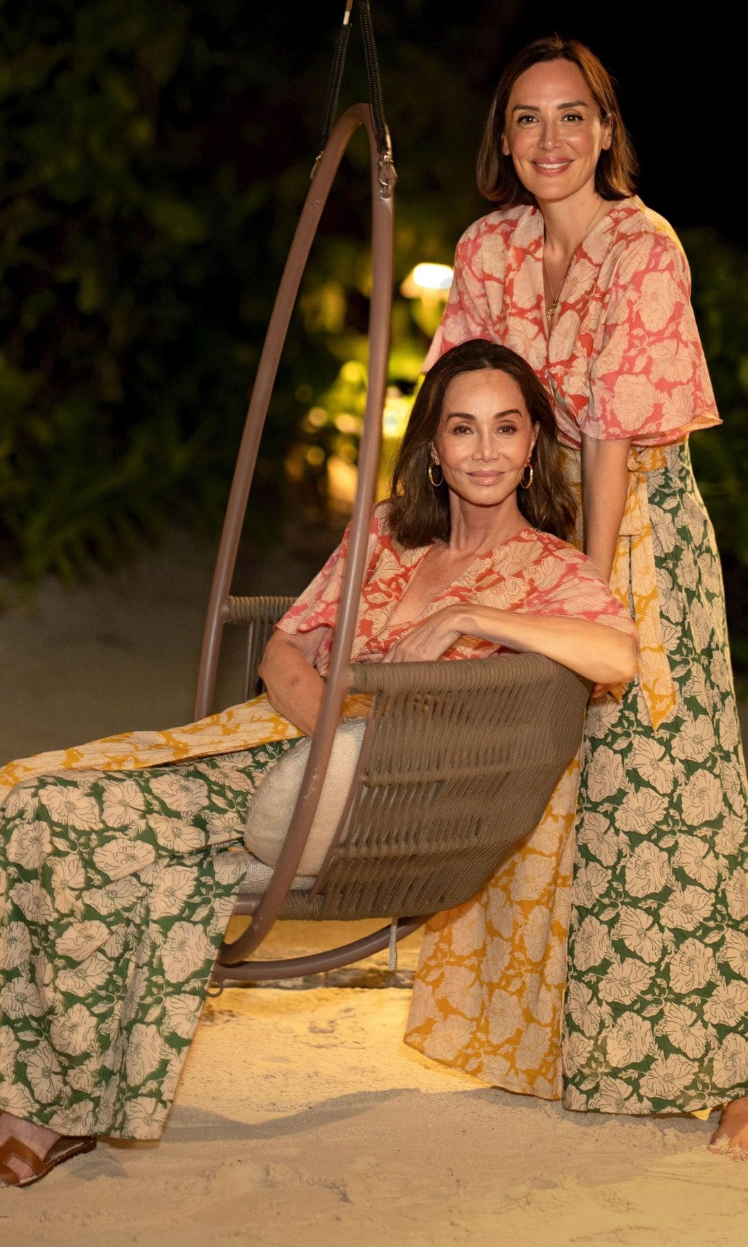 Madre e hija se apuntaron a «twinning» llevando el mismo vestido estampado, estilo kimono