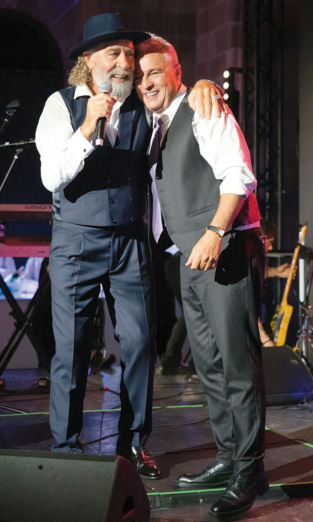 Pino Sagliocco abrazando a David Summers, de los Hombres G