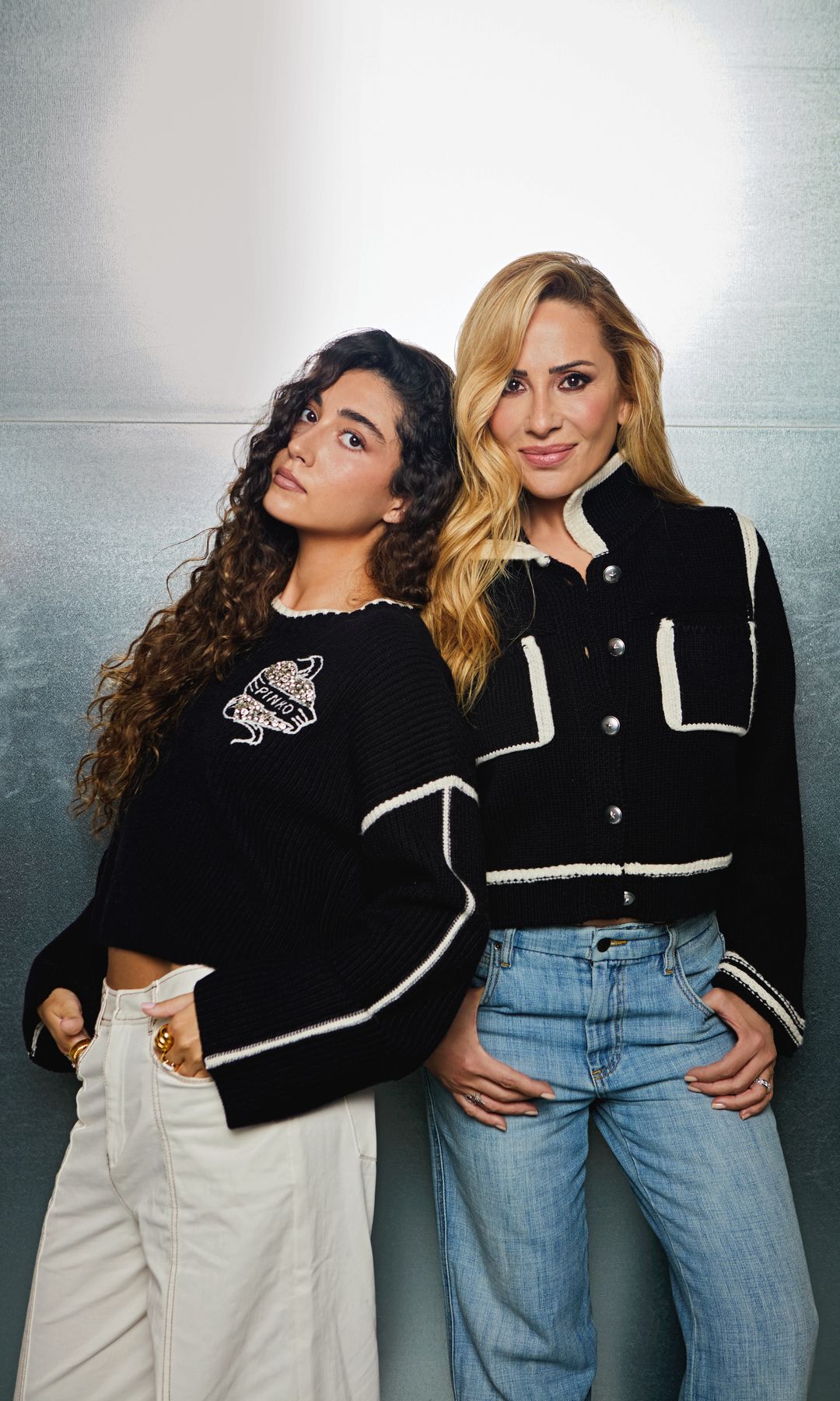 Paula Cabanas y Marta Sánchez, madre e hijas, muy unidas en una foto