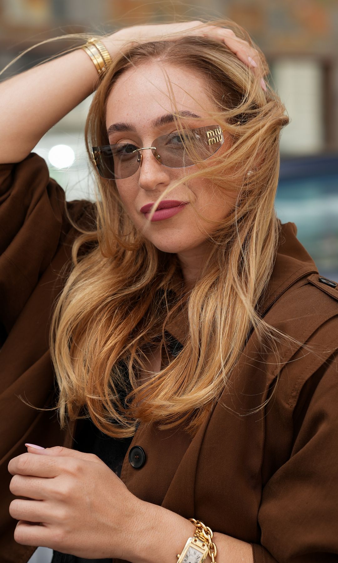  Mujer con cabello rubio