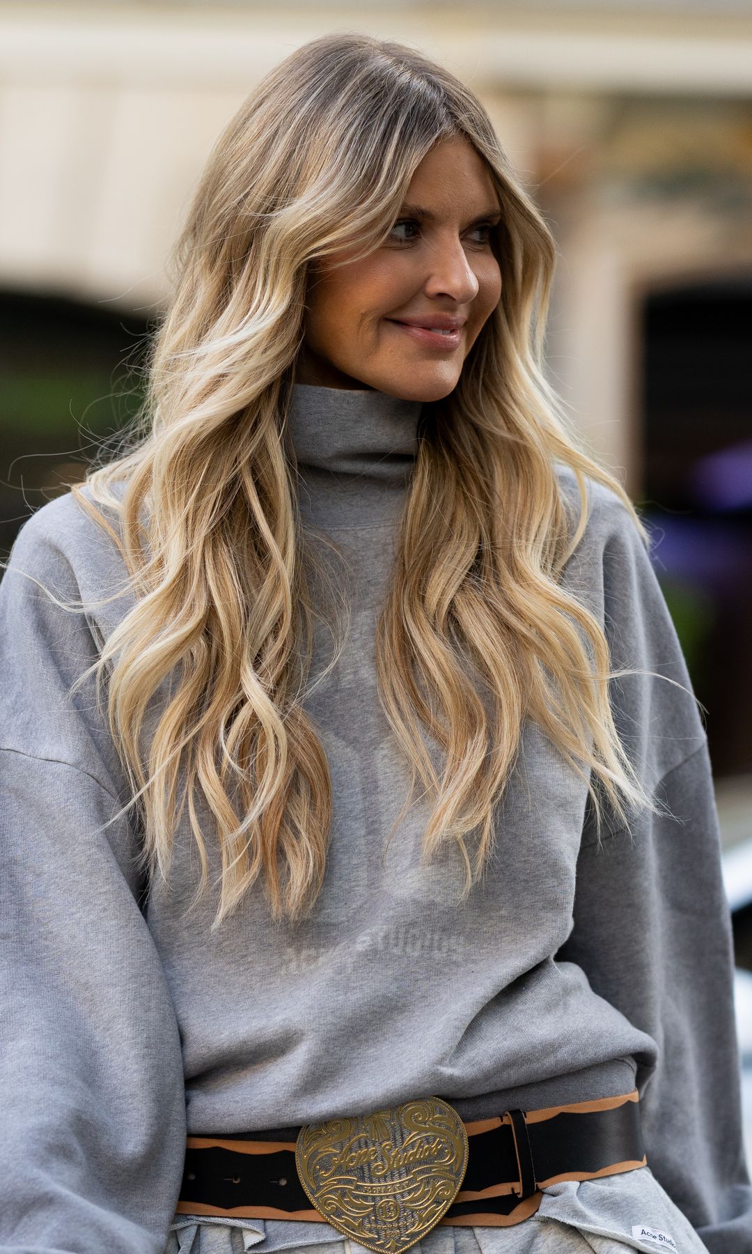  Mujer con cabello largo 