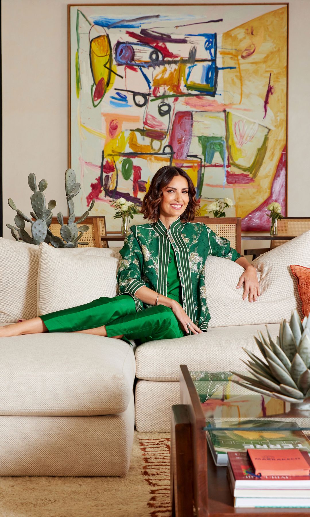 COMO EN CASA
Una gran obra del artista belga Stefan De Jaeger
y una serie de cactus metálicos de la firma Orenzo protagonizanel salón de la casa, decorada por los propios suegros de Mónica