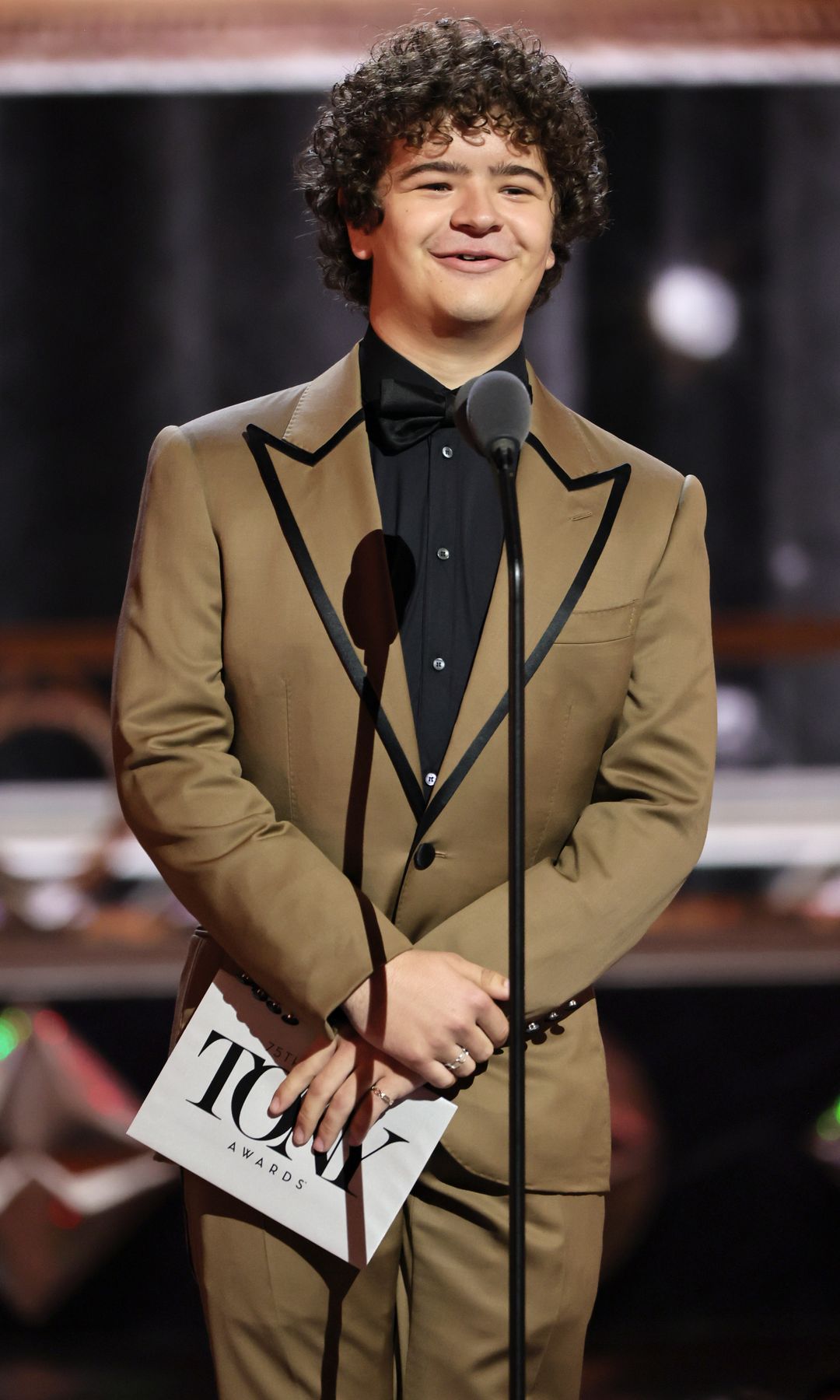 Gaten Matarazzo presentando una categoría de los premios Tony en 2022