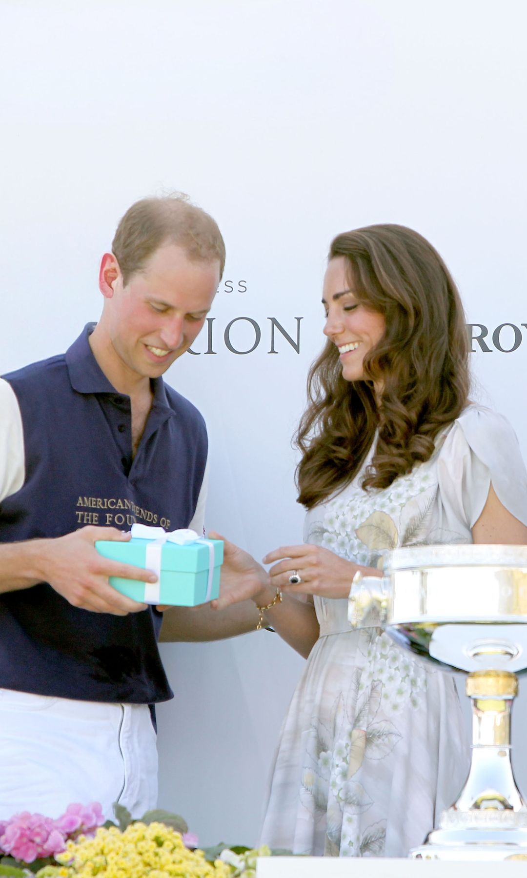 Kate Middleton entrega al príncipe Guillermo un premio para los jugadores de polo envuelto en la famosa caja azul de Tiffany & Co. (2011)