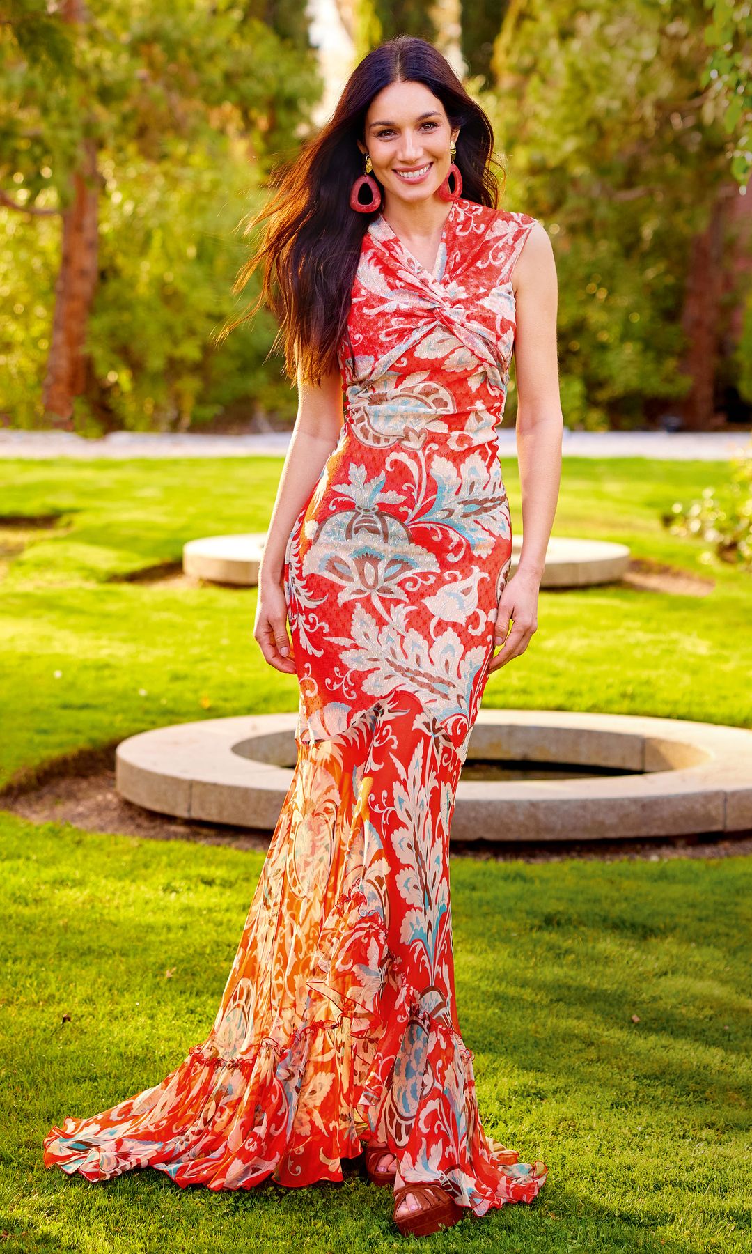Mariela, la actriz posando para la revista HOLA con un vestido floral de Etro