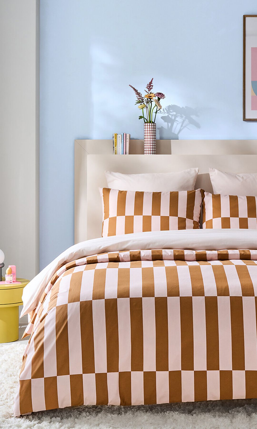 Dormitorio con ropa de cama a rayas